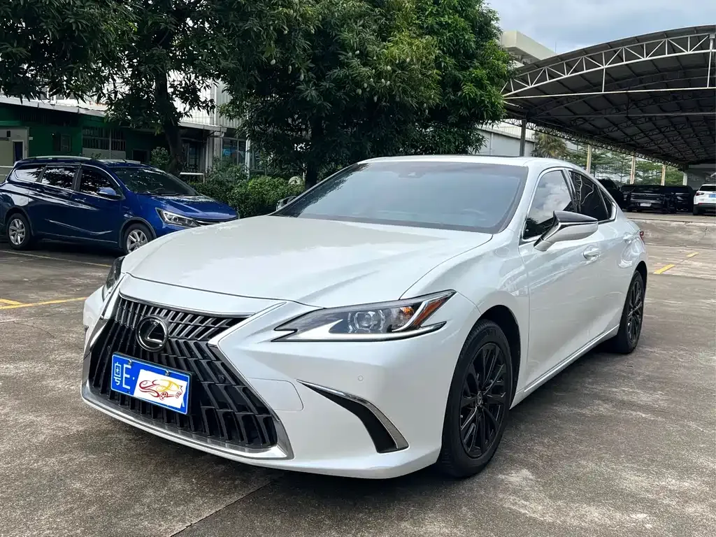 Lexus ES — фото 1