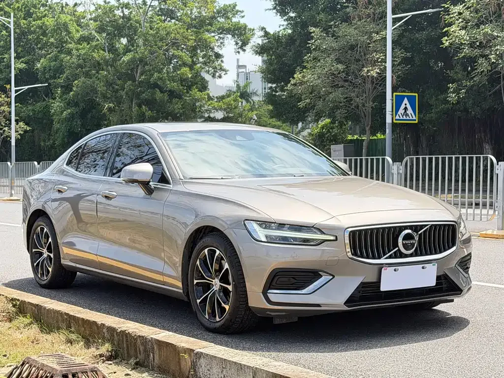Volvo S60 — фото 10