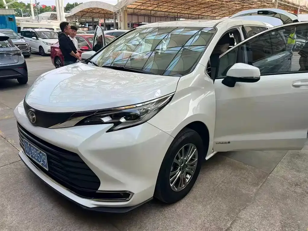 Toyota Sienna — фото 1