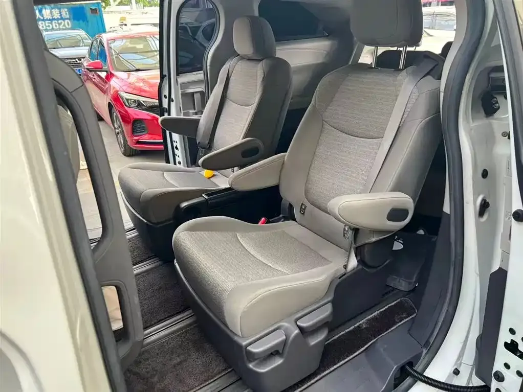 Toyota Sienna — фото 4