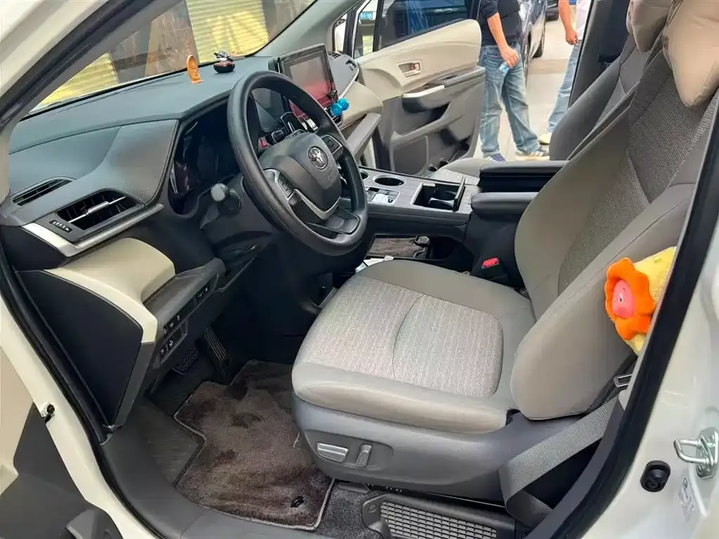 Toyota Sienna — фото 3