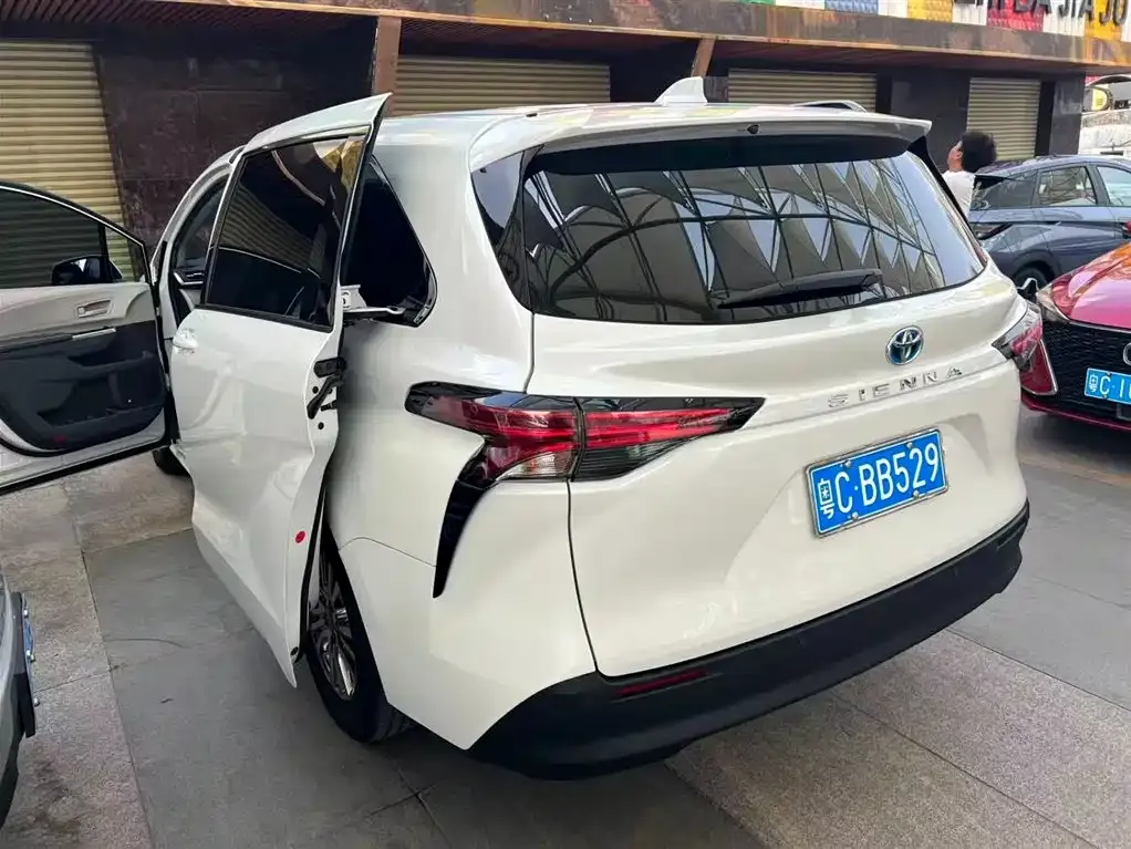Toyota Sienna — фото 5