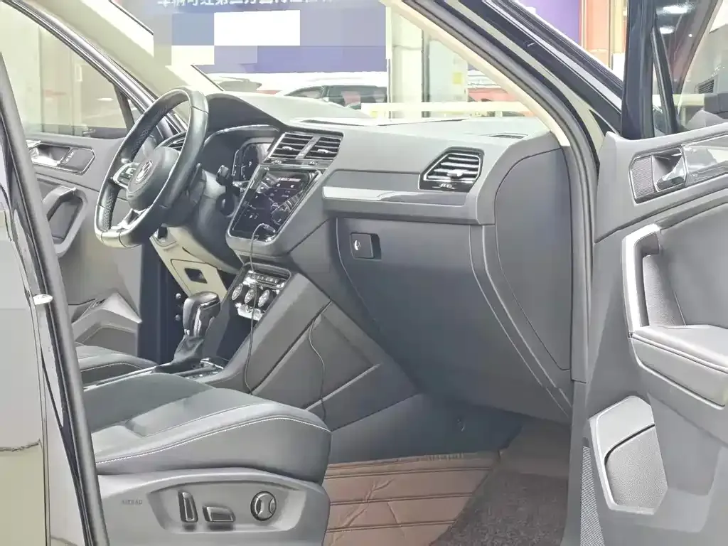 Volkswagen Tiguan L — фото 5