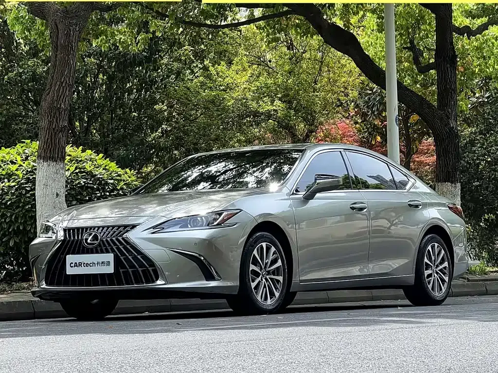 Lexus ES — фото 1