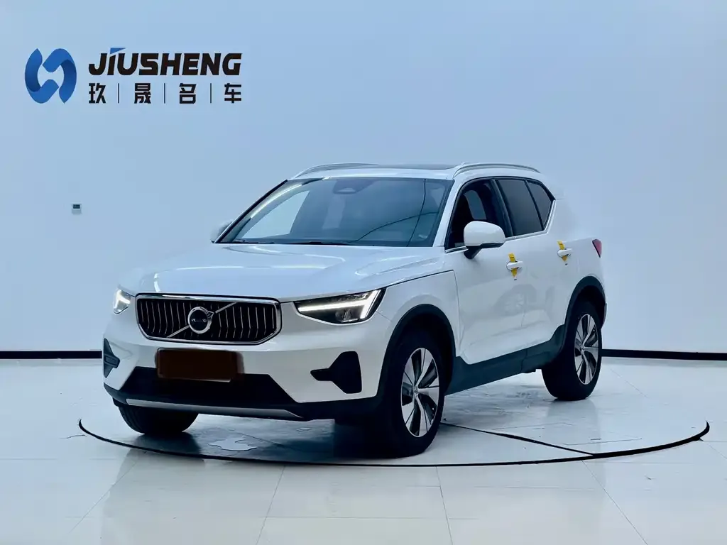 Volvo XC40 — фото 1