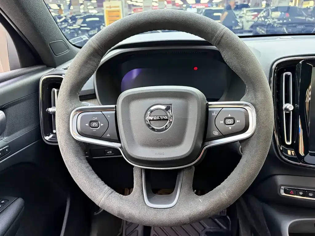 Volvo XC40 — фото 7