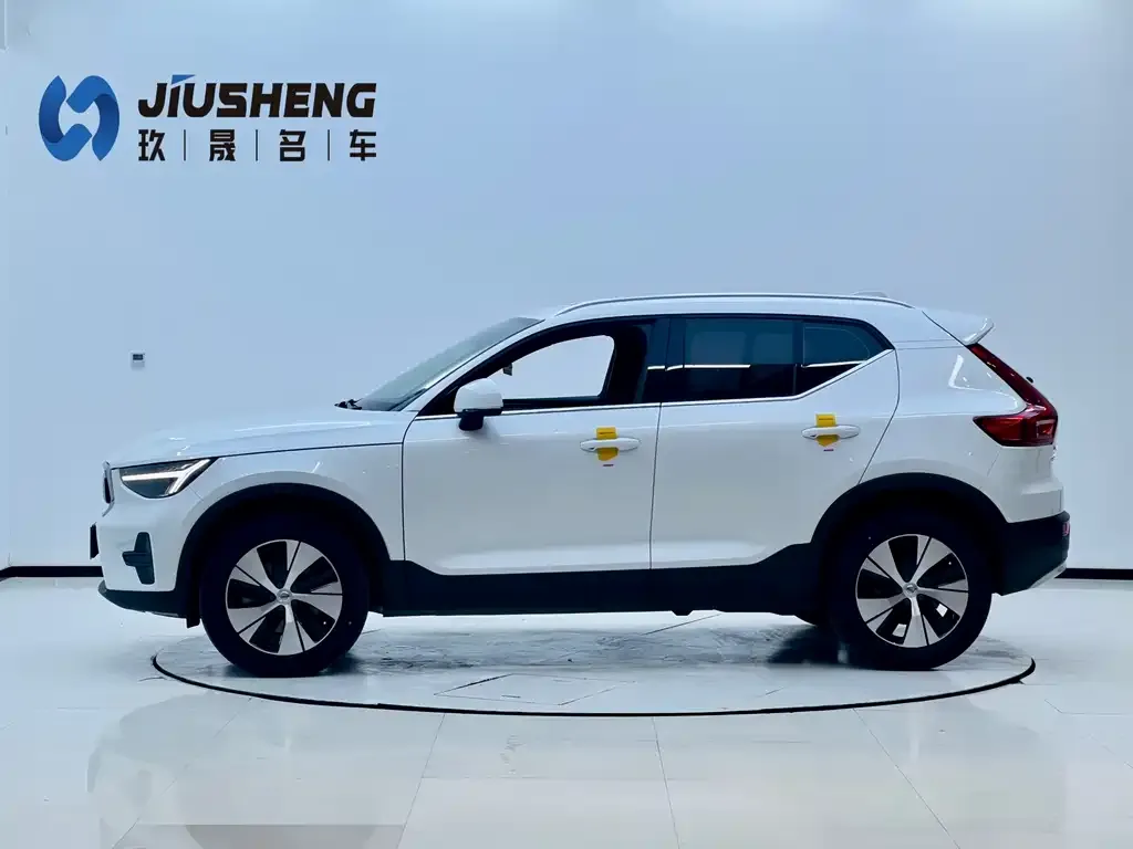 Volvo XC40 — фото 3