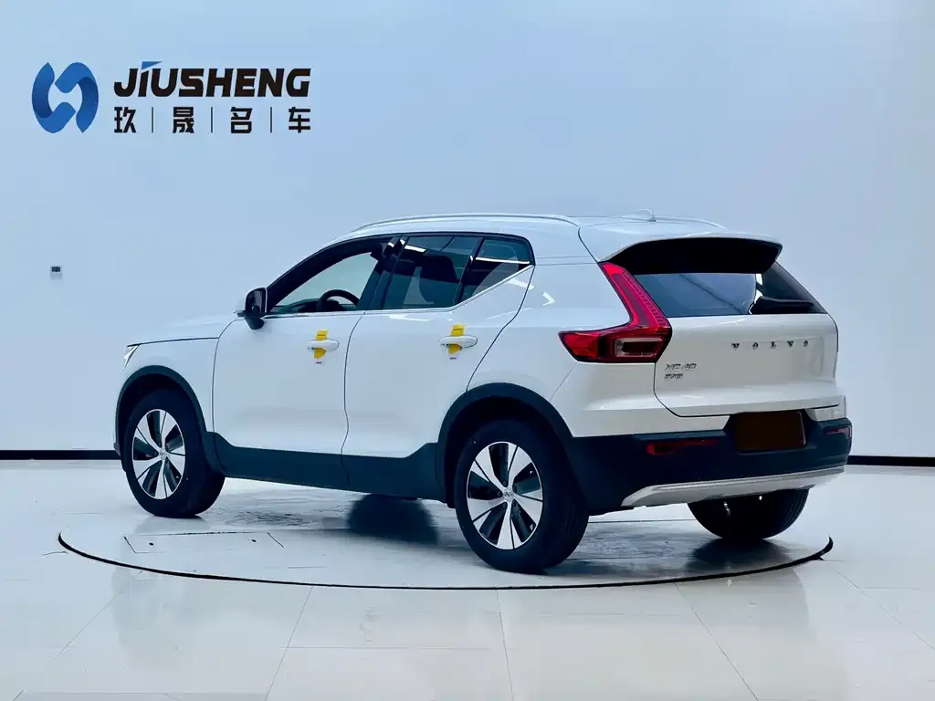 Volvo XC40 — фото 5