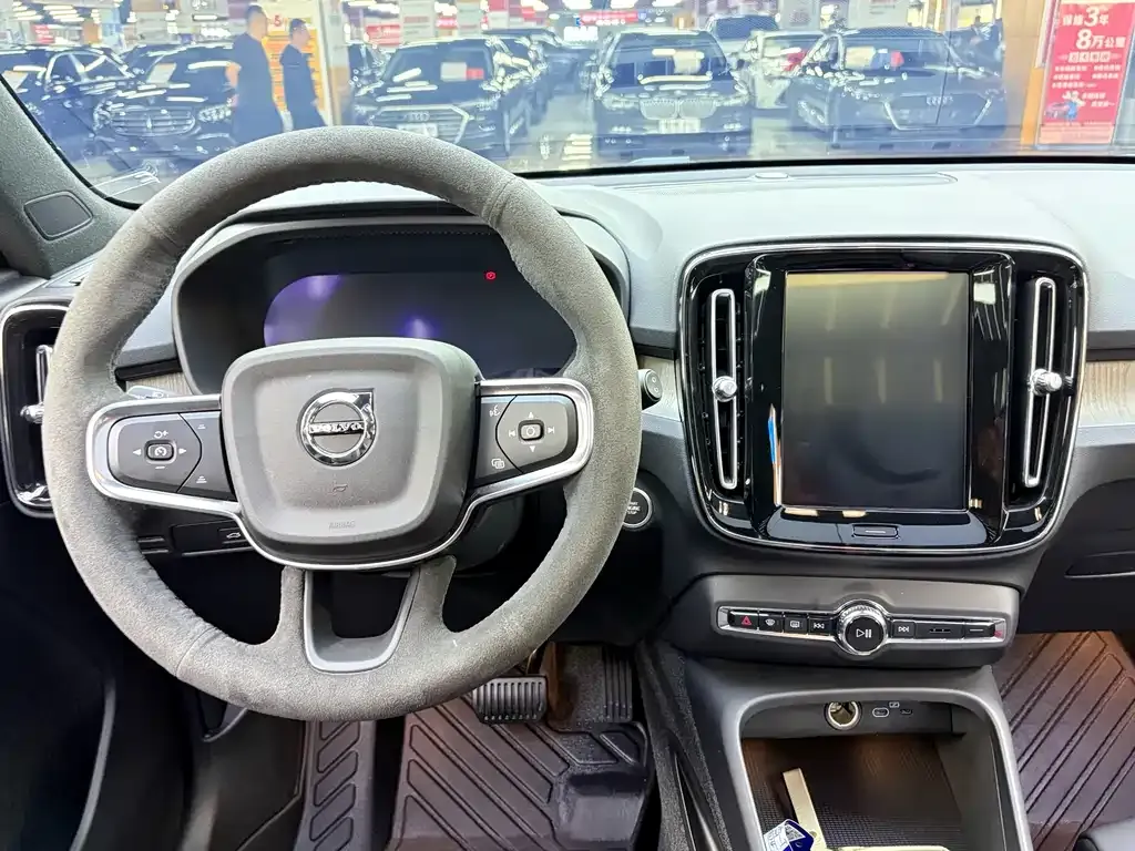 Volvo XC40 — фото 10