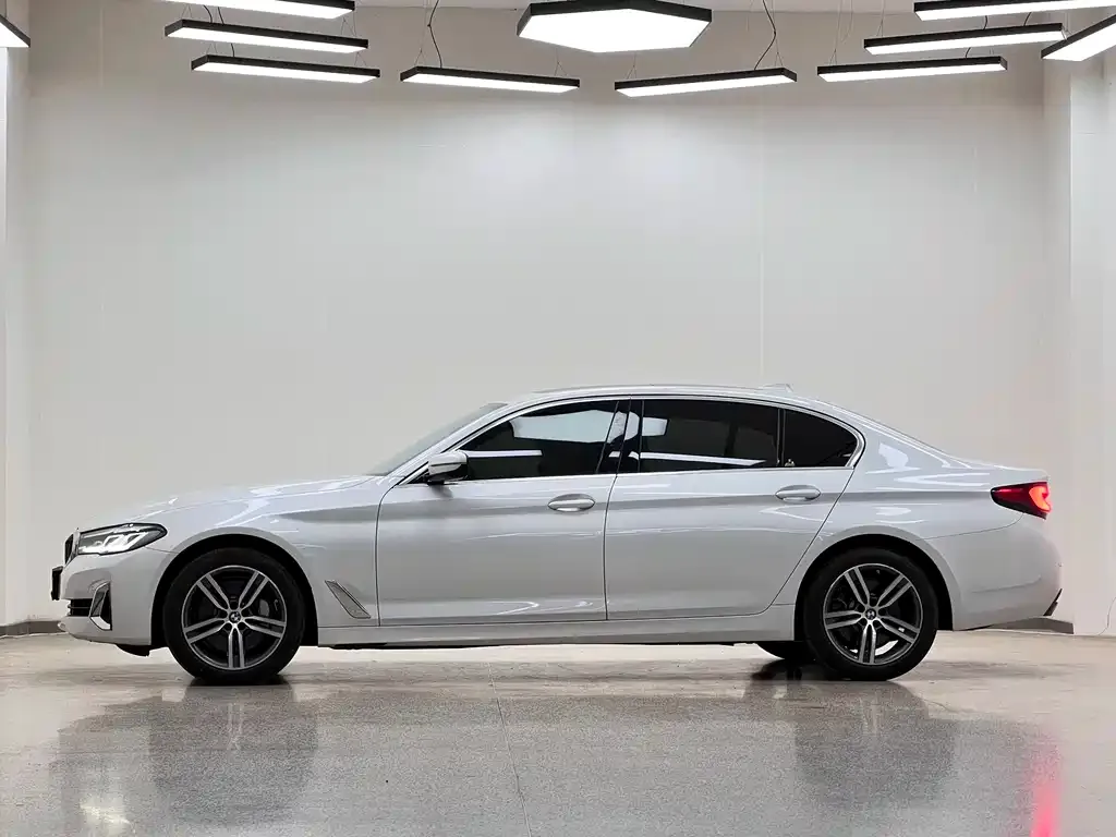 BMW 5 Series — фото 8