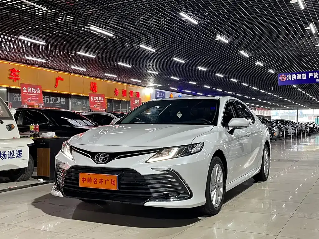 Toyota Camry — фото 1