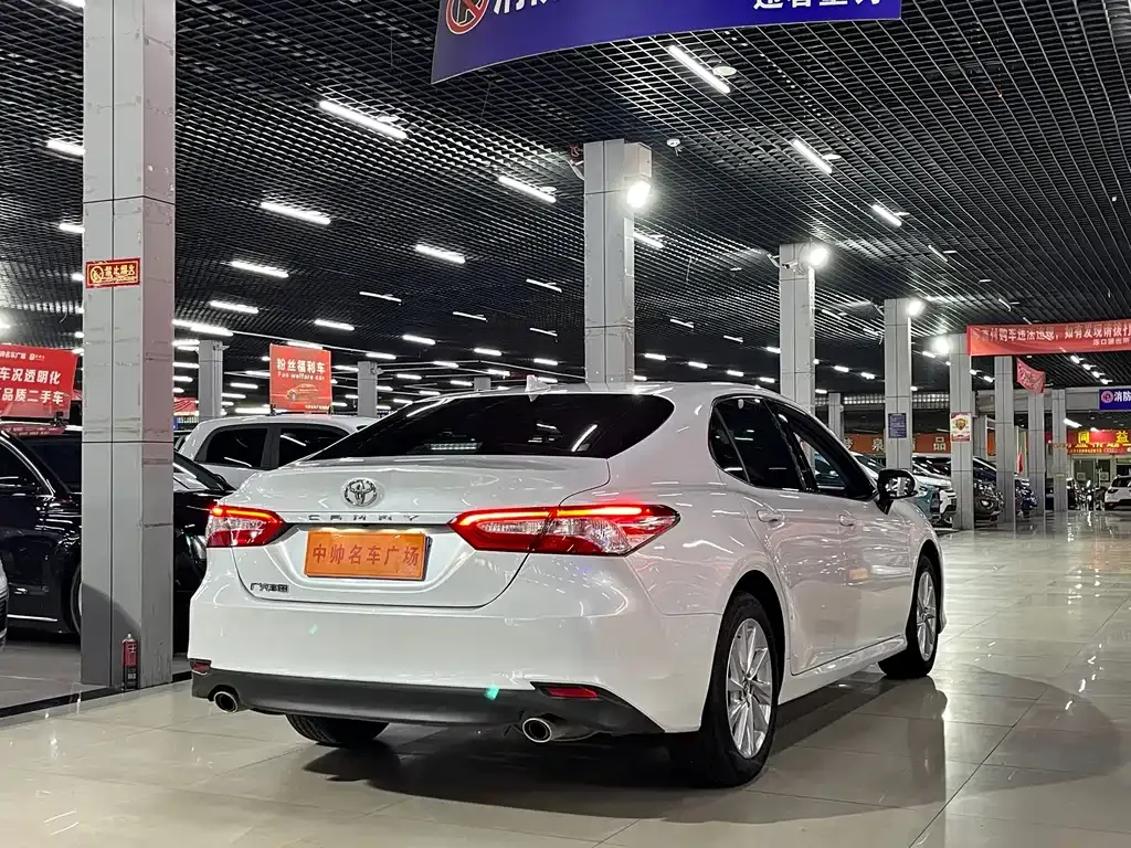 Toyota Camry — фото 10