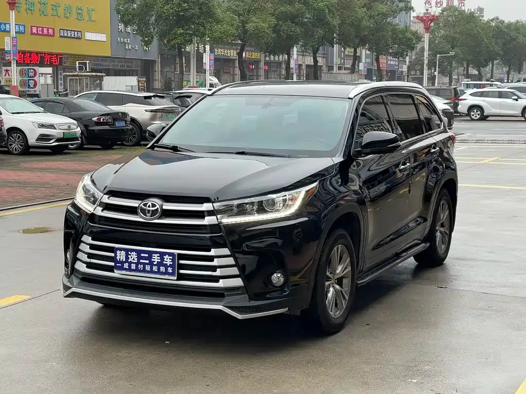 Toyota Highlander — фото 1