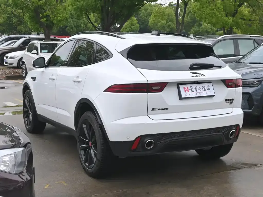 Jaguar E-PACE — фото 6