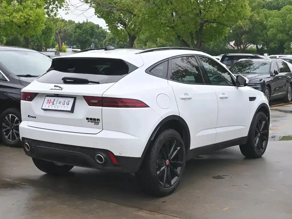 Jaguar E-PACE — фото 9