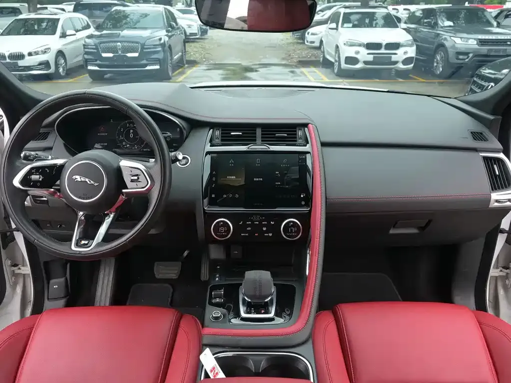 Jaguar E-PACE — фото 10
