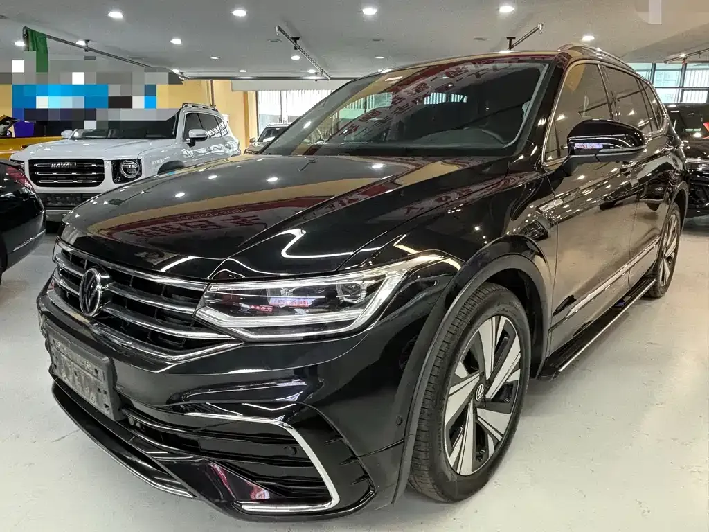 Volkswagen Tiguan L — фото 1