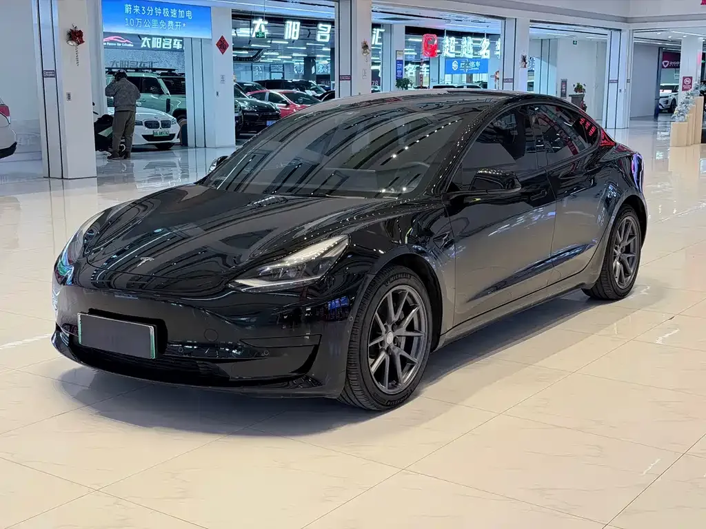 Tesla Model 3 — фото 1