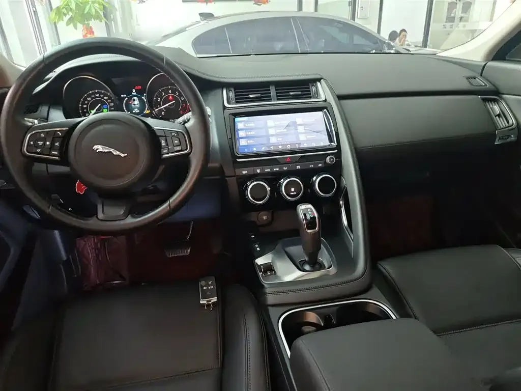 Jaguar E-PACE — фото 10