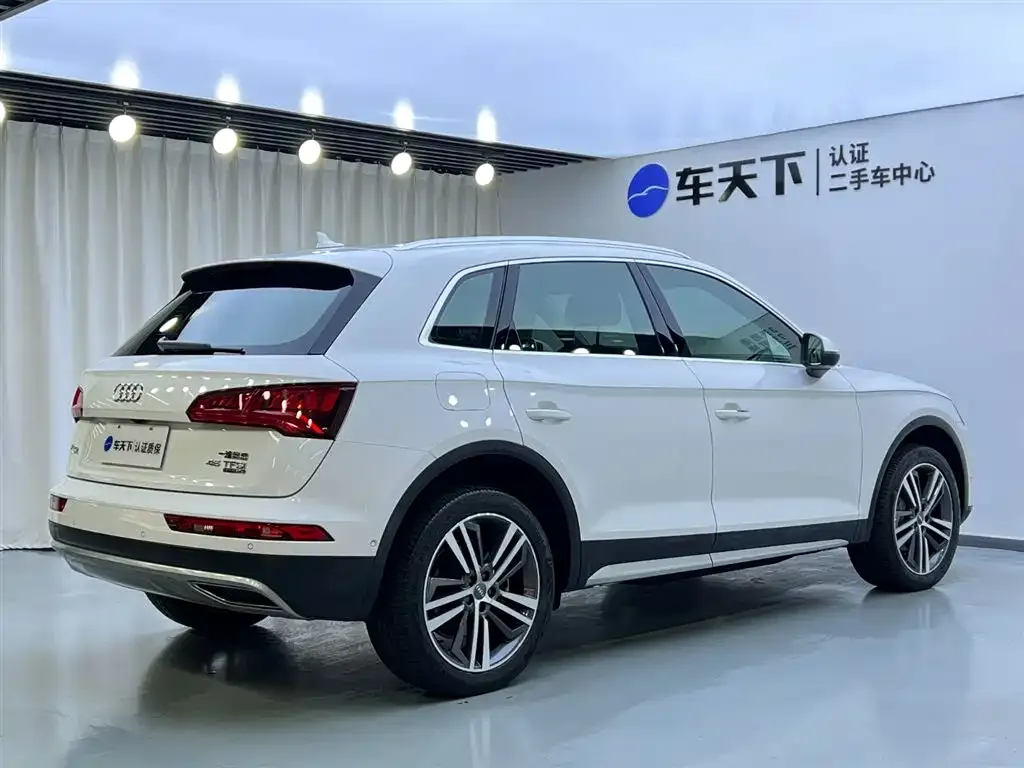 Audi Q5L — фото 6