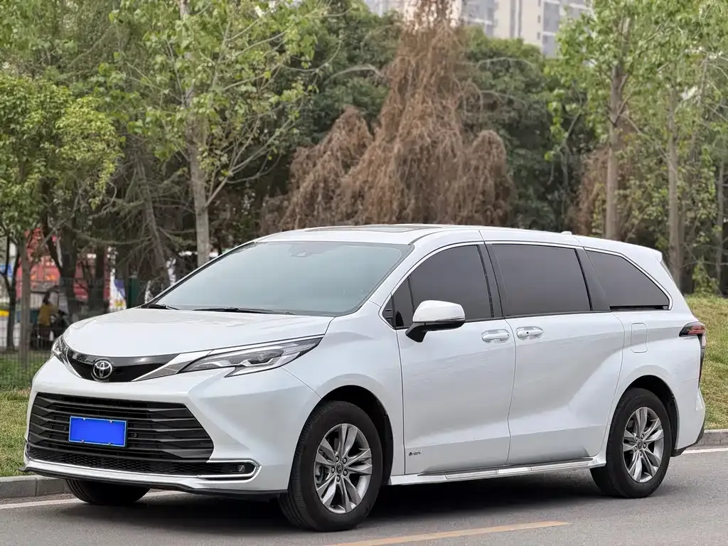 Toyota Sienna — фото 1