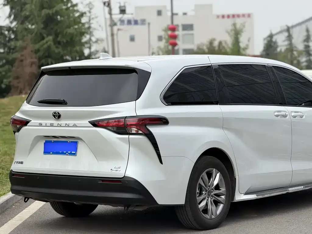 Toyota Sienna — фото 7