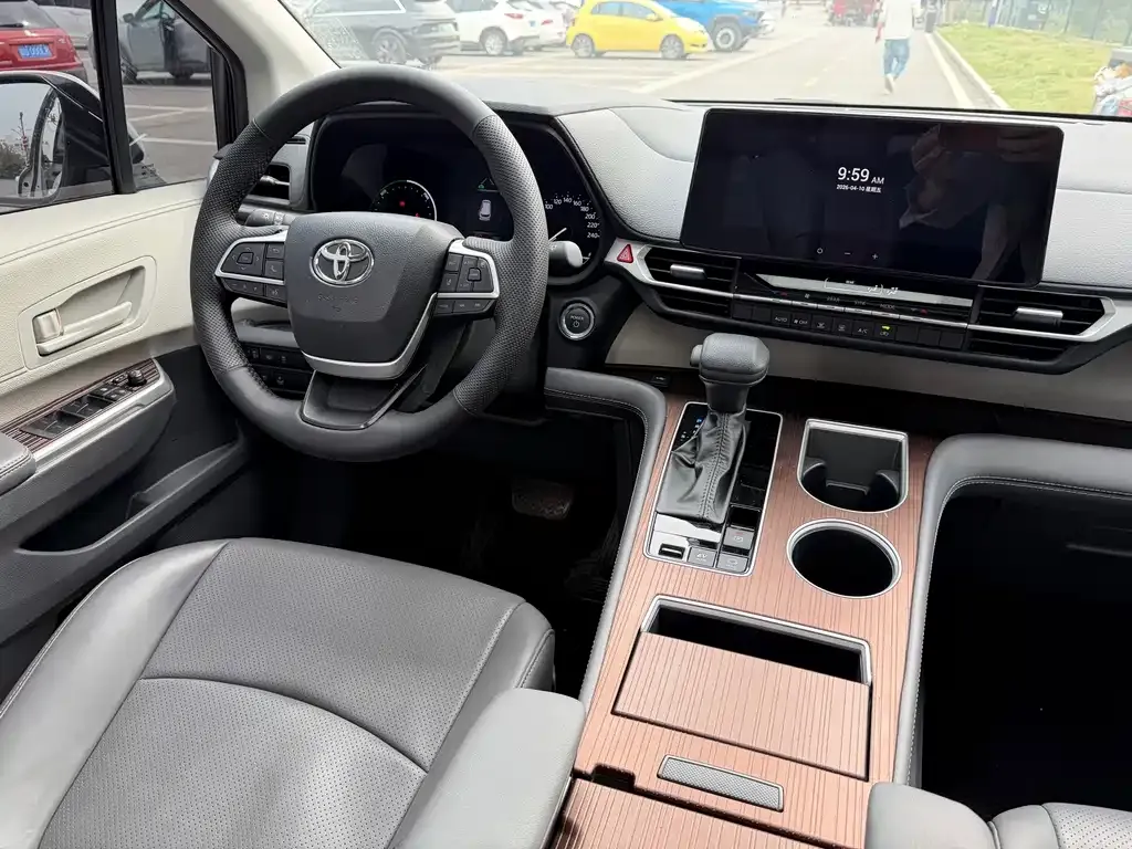 Toyota Sienna — фото 10