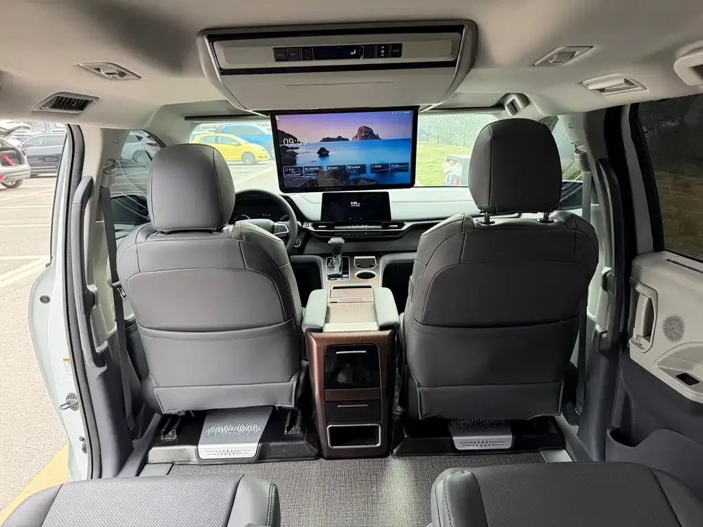 Toyota Sienna — фото 4