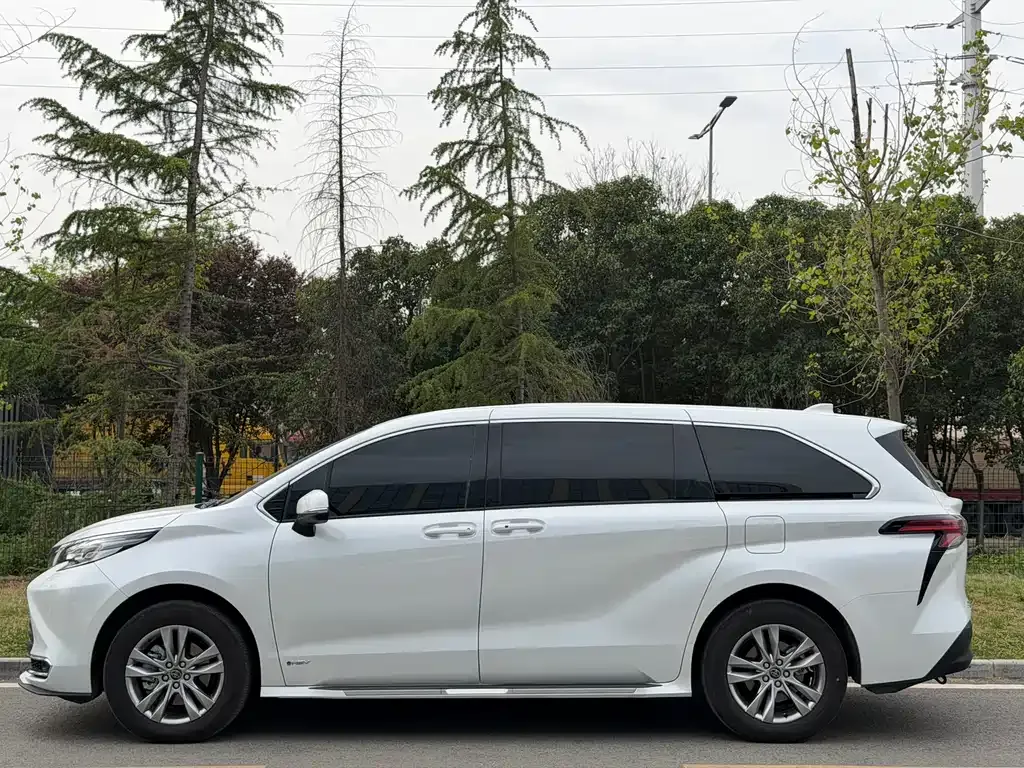 Toyota Sienna — фото 8
