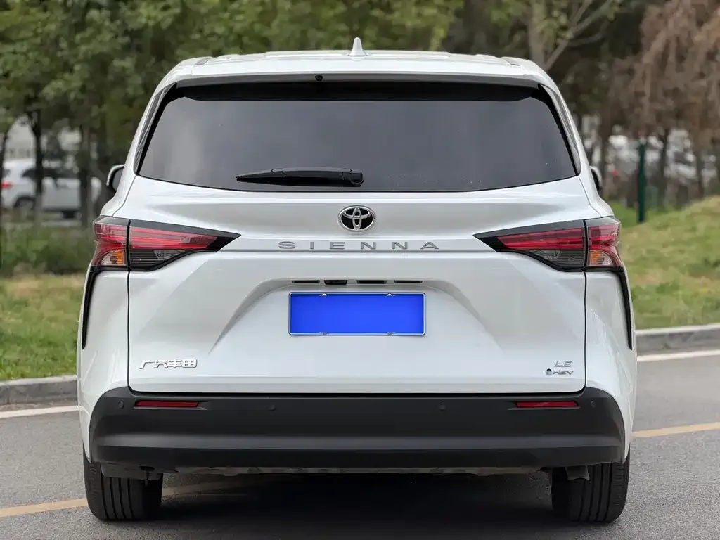 Toyota Sienna — фото 2