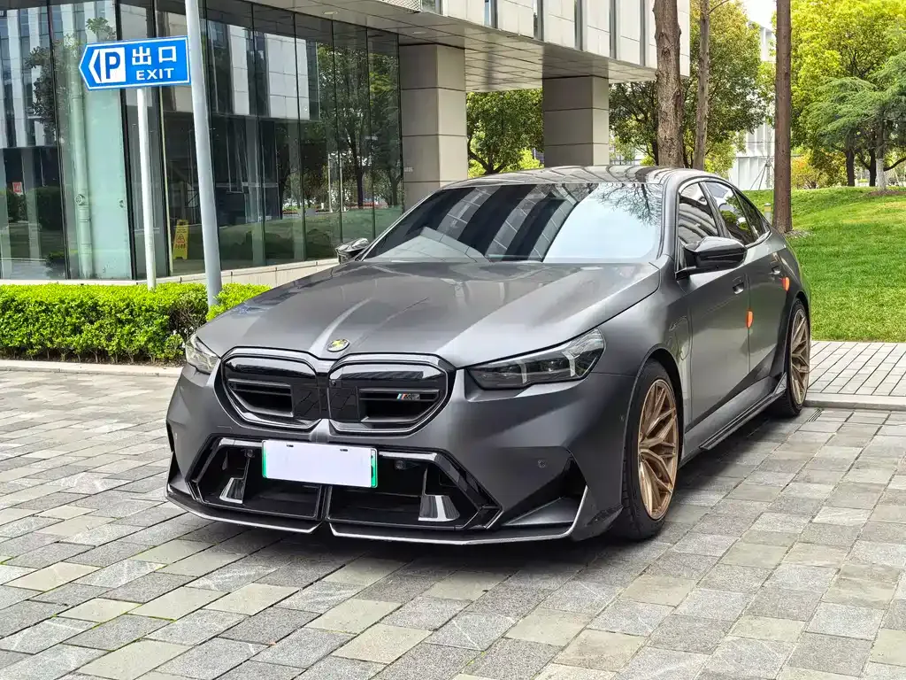 BMW M5 New Energy — фото 1