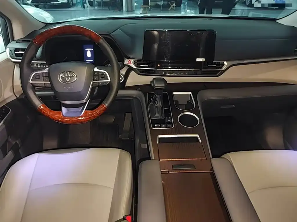 Toyota Granvia — фото 8