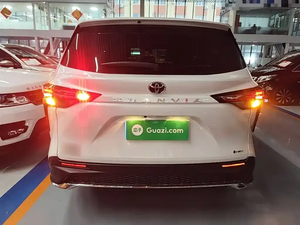 Toyota Granvia — фото 10