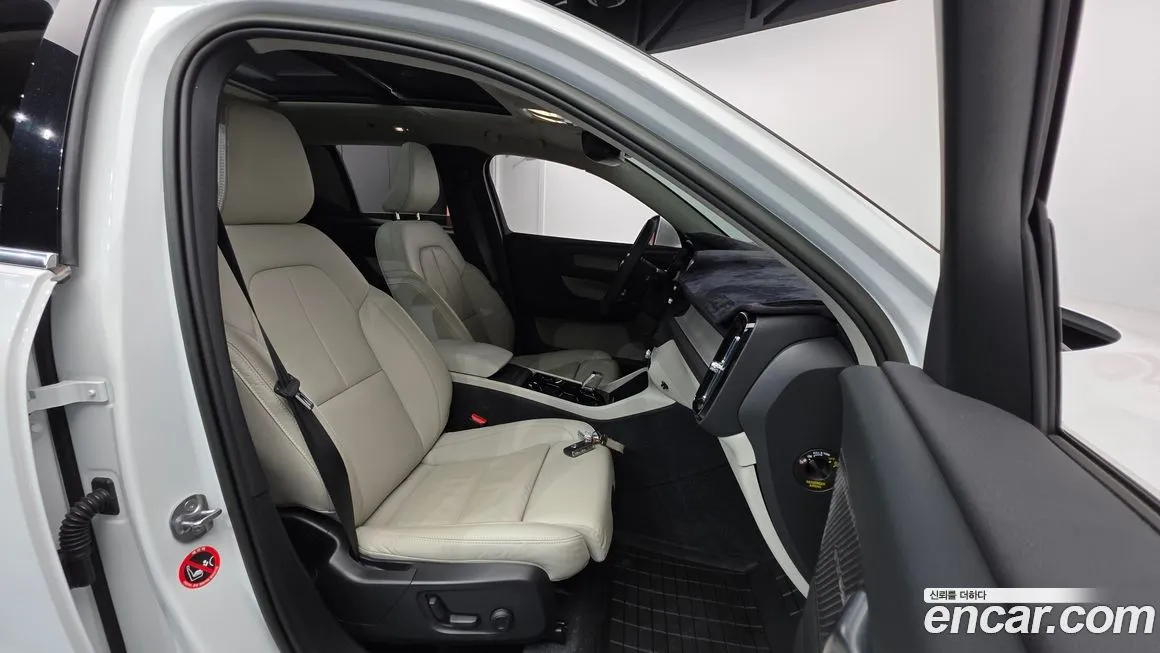 Volvo XC40 — фото 10