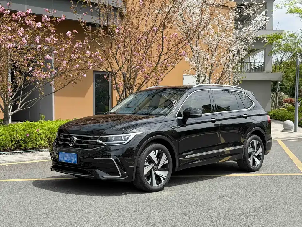 Volkswagen Tiguan L — фото 1