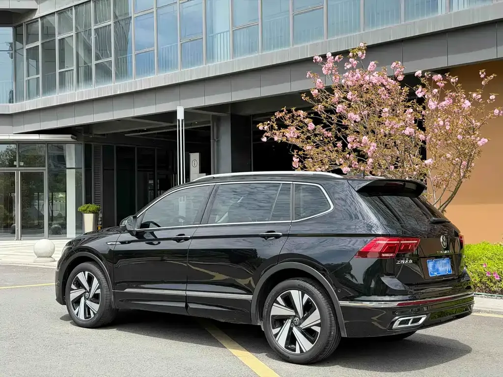 Volkswagen Tiguan L — фото 8