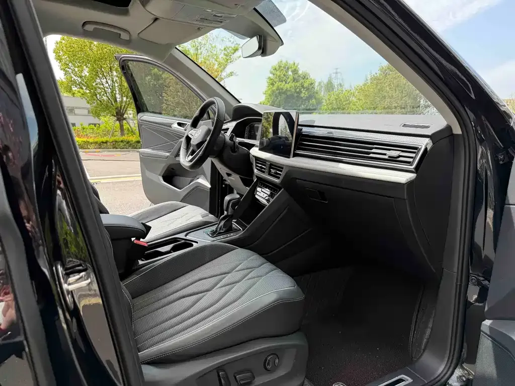 Volkswagen Tiguan L — фото 10