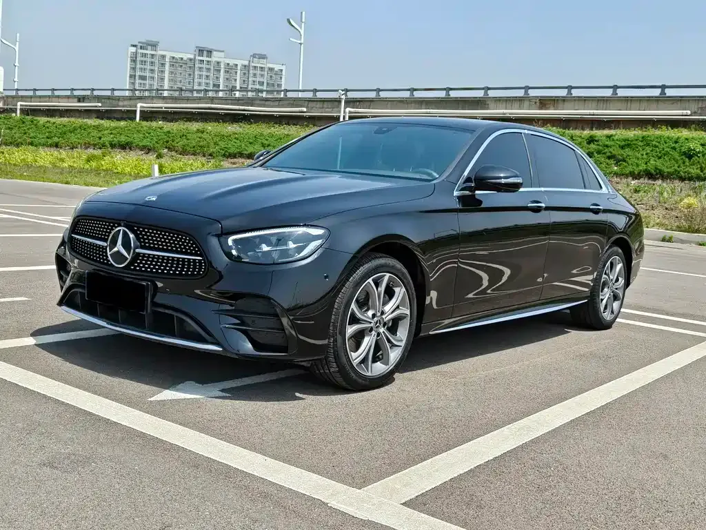 Mercedes-Benz E-Class — фото 1