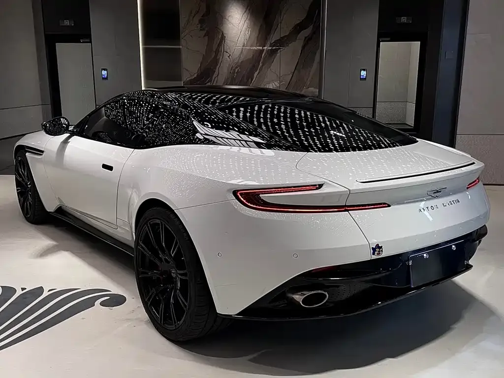 Aston Martin DB11 — фото 5