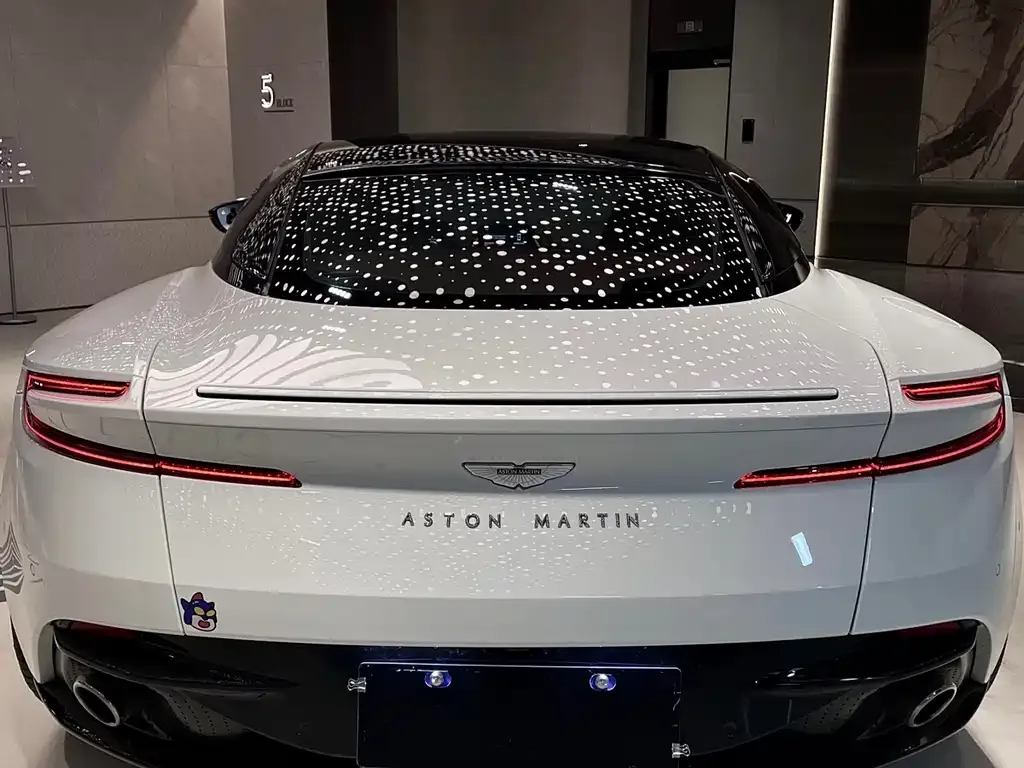 Aston Martin DB11 — фото 6