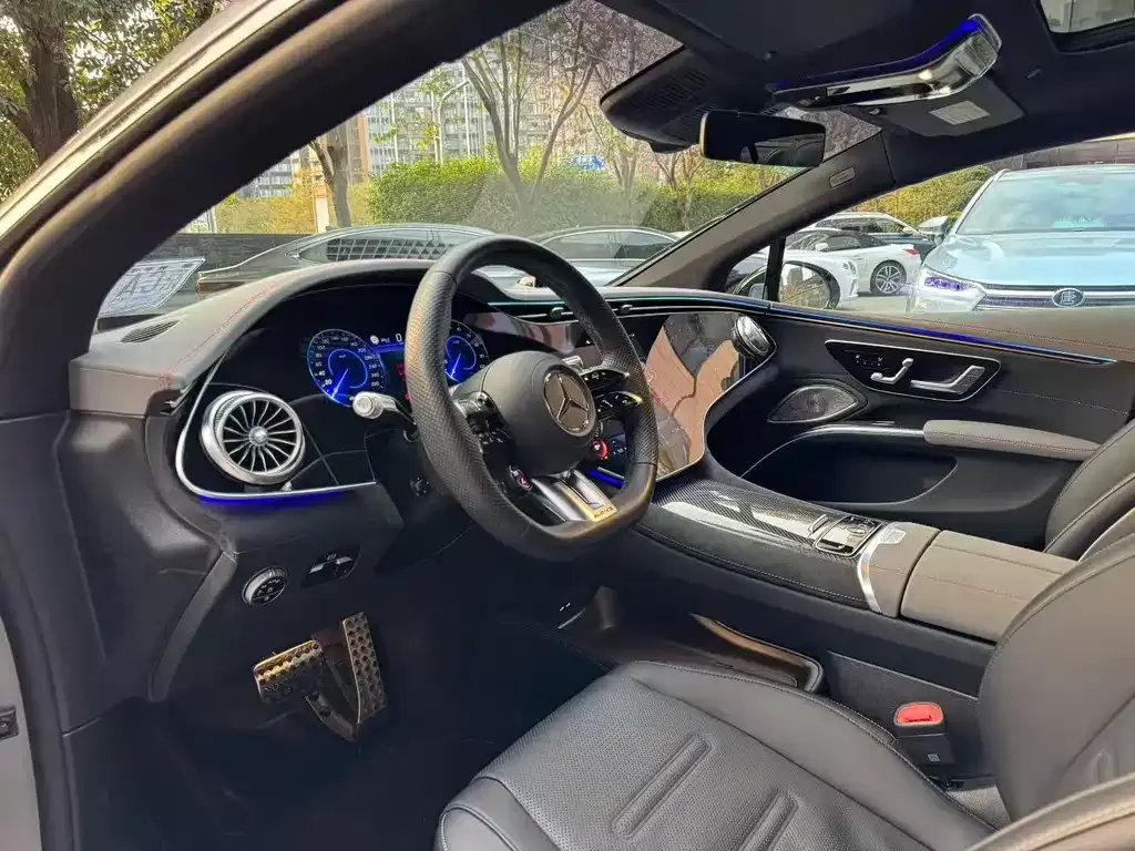 Mercedes-Benz EQS AMG — фото 9