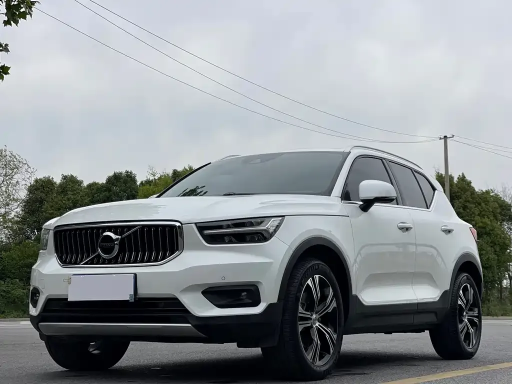 Volvo XC40 — фото 1