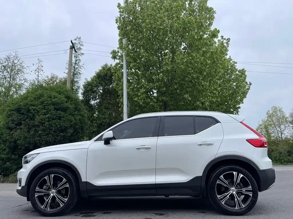Volvo XC40 — фото 10