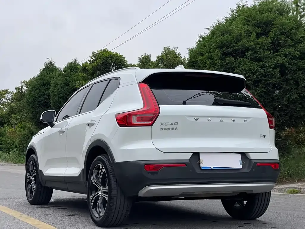 Volvo XC40 — фото 7