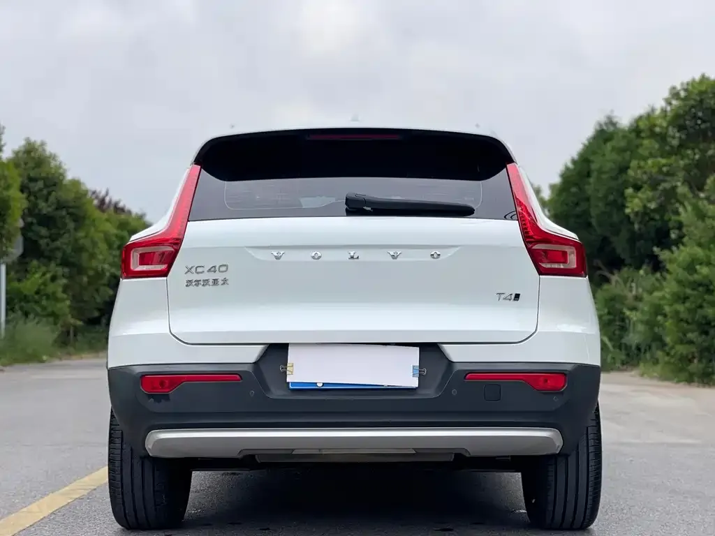 Volvo XC40 — фото 9