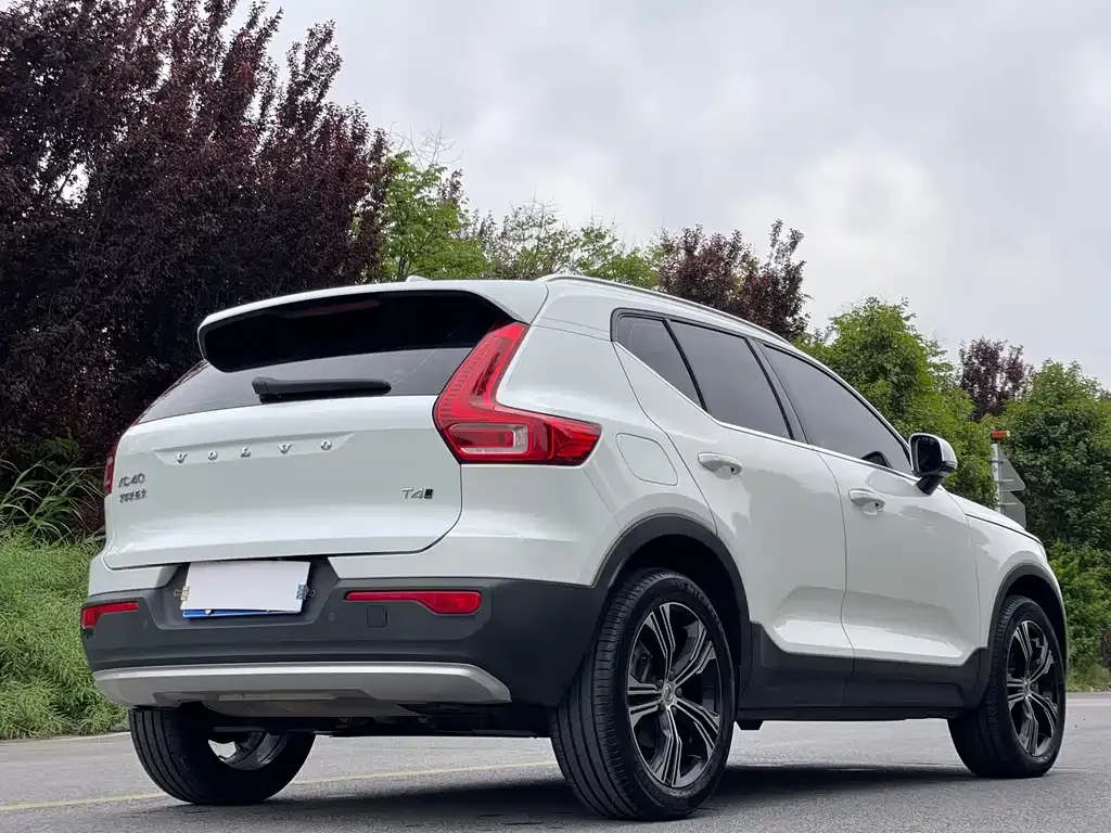 Volvo XC40 — фото 6