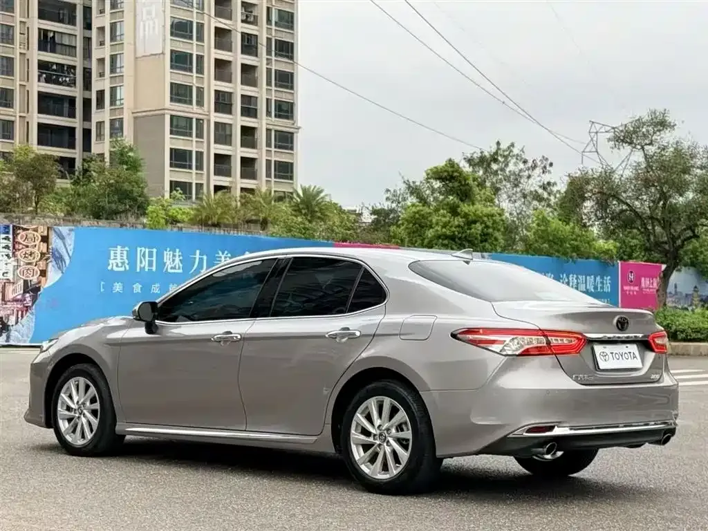 Toyota Camry — фото 4