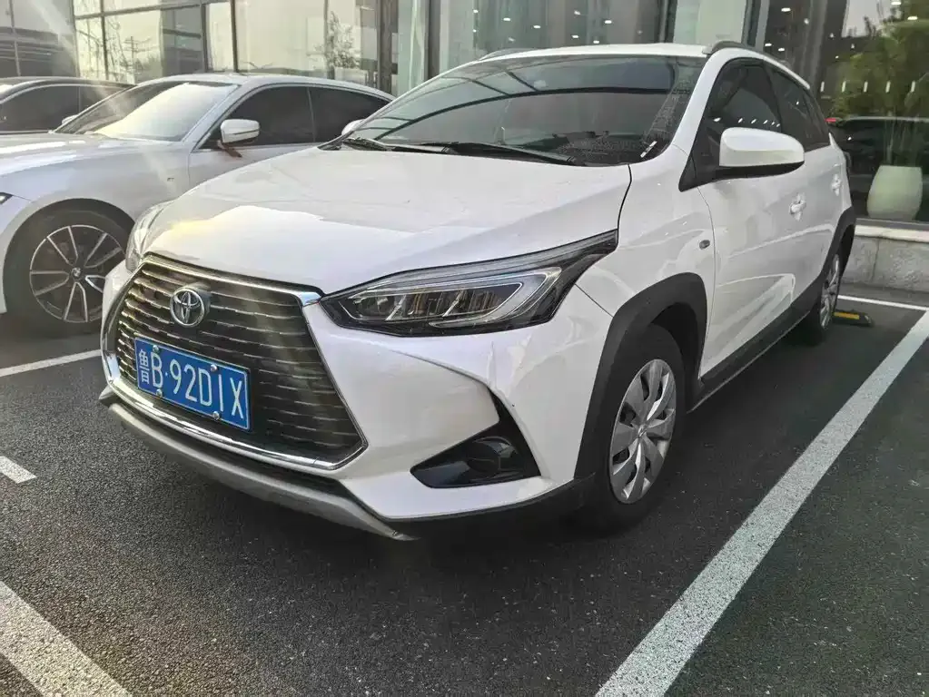 Toyota Yaris L — фото 1
