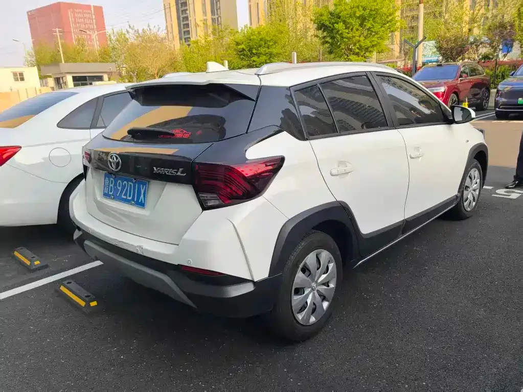 Toyota Yaris L — фото 5