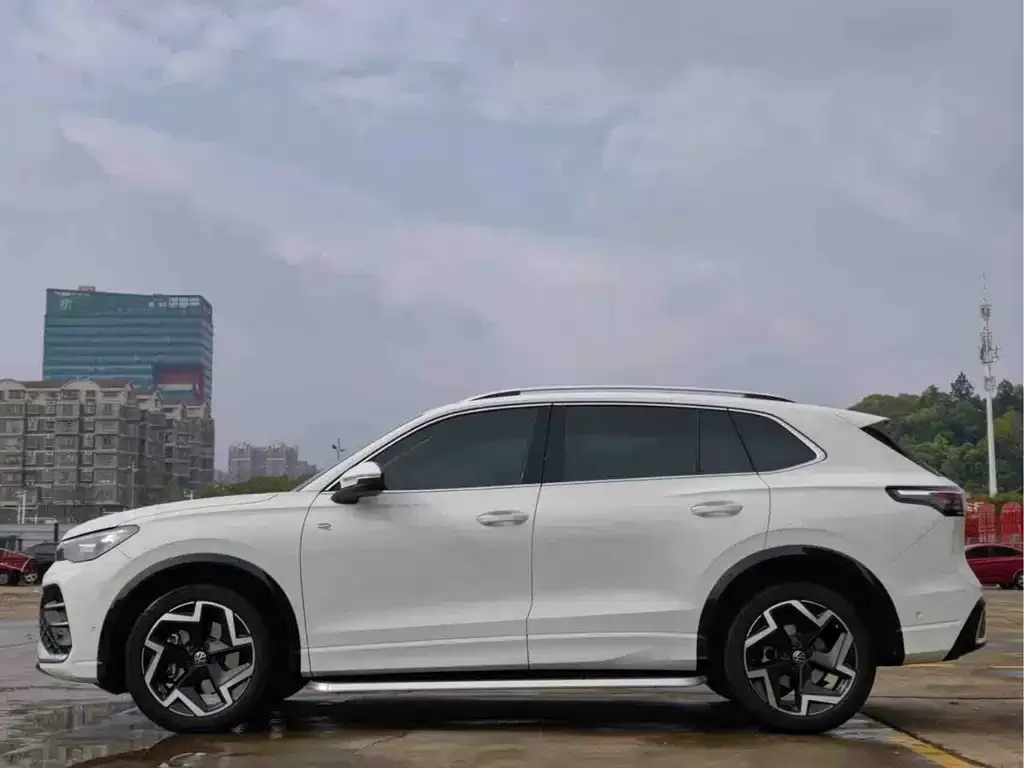 Volkswagen Tiguan L — фото 4